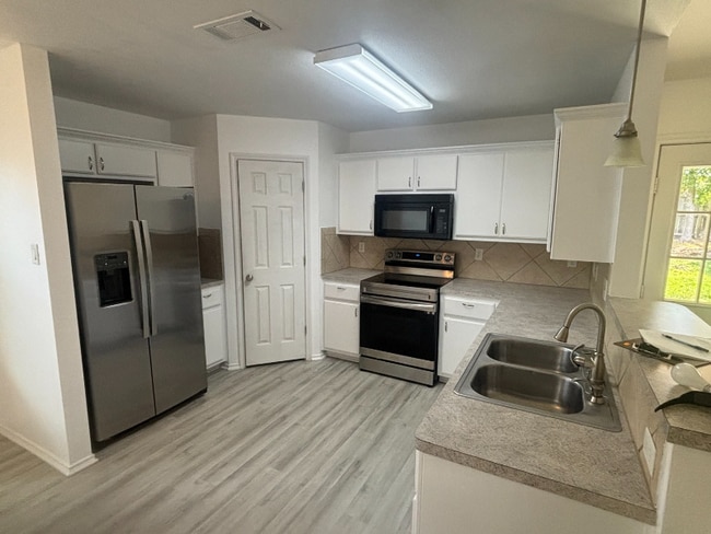 Photo - 1121 Dixon Cir