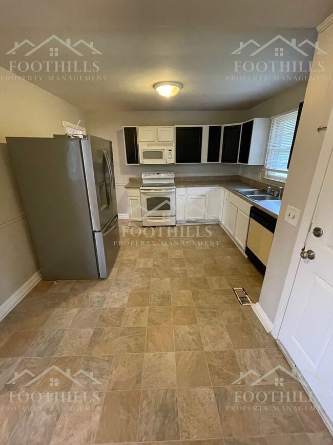 Photo - 3012 Cambridge Rd