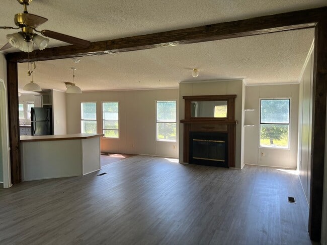 Photo - Nice 3 Bedroom 2 Bath Available Now! Schedule your tour and Apply today!