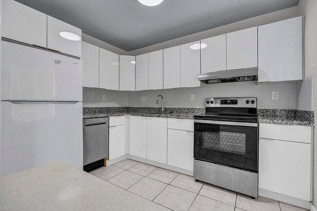 Building Photo - 340 NW 19th St Unit 308