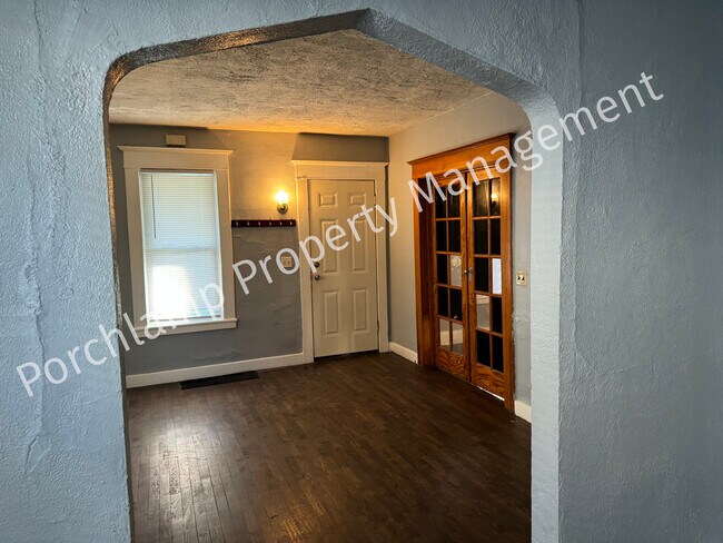 Photo - 749 Spencer St NE