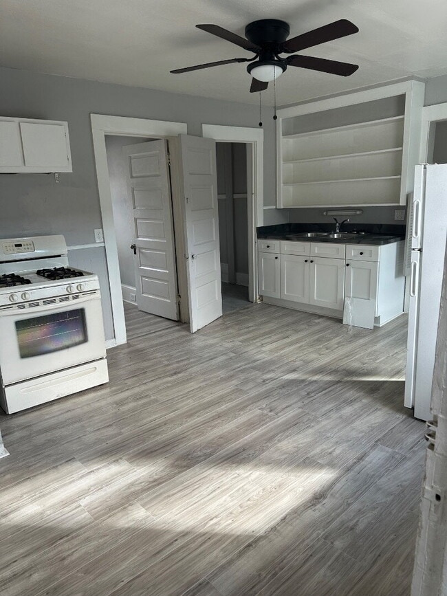 Photo - "Charming 2-Bed Gem in Cleveland: Cozy 800 Sq. Ft. Haven!"