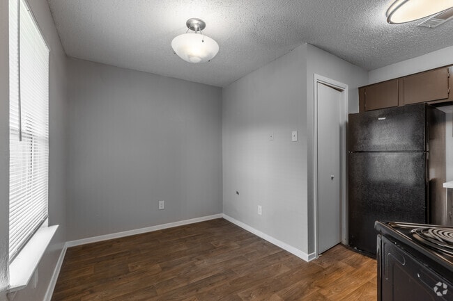 2BR, 2BA - 900SF - Dining Area