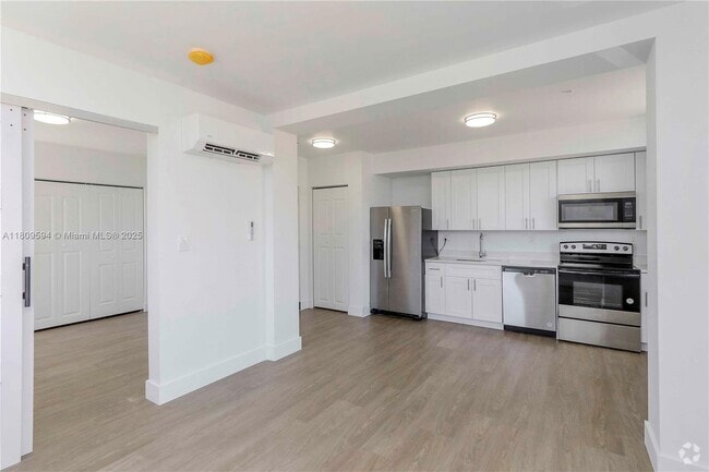 Building Photo - 1620 NW 18th St Unit 307 Rental