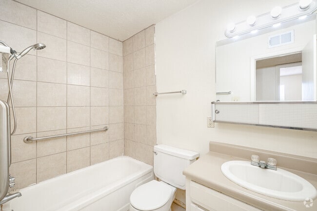 2BR, 1BA - 750SF - Bathroom