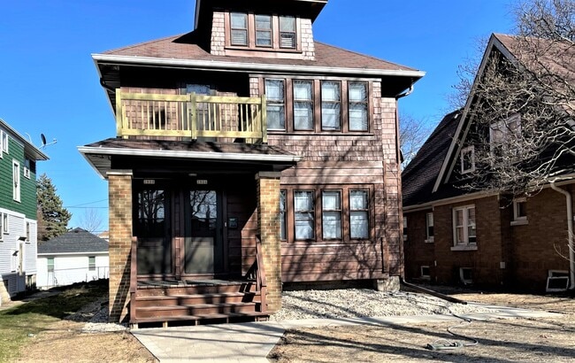 ¡Recientemente renovado por dentro y por fuera! - 2806 N 54th St Unidad Upper