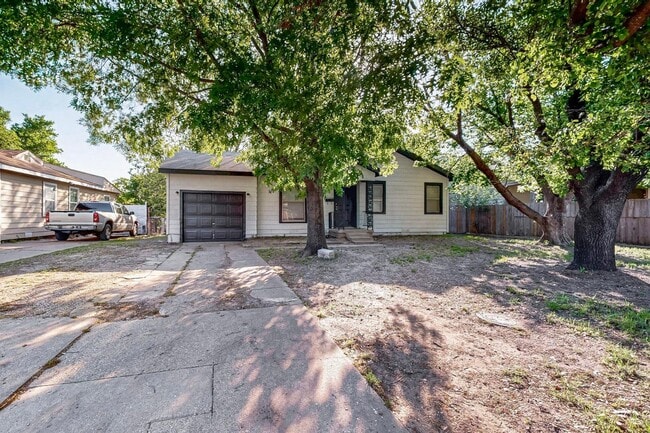 Photo - Charming 2-Bedroom Cottage with Big Backyard