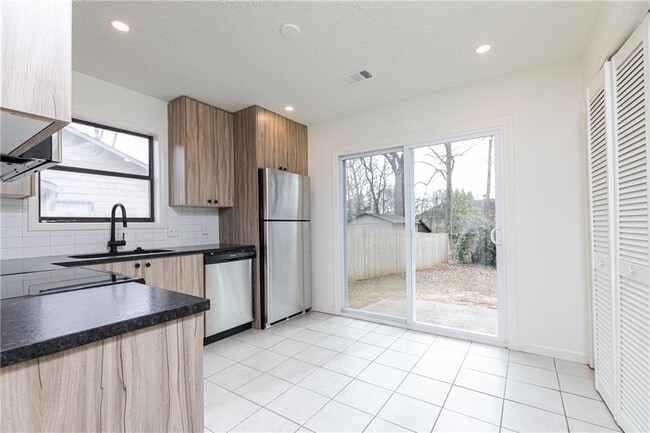 Photo - 1601 Walker St SE