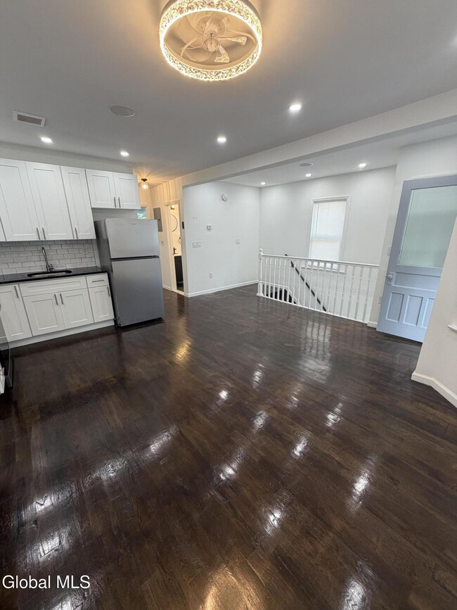 885 Yorkston St Unit 2