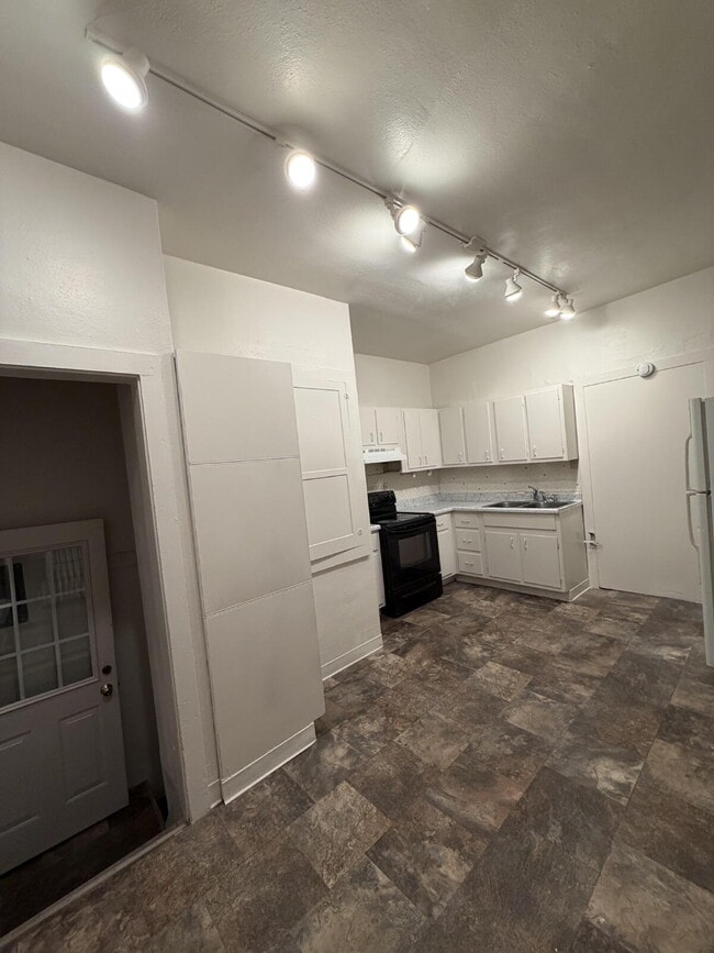Photo - 2 Bed 1 Bath Unit Close to Main Street. All Utilities Included Unidad 4