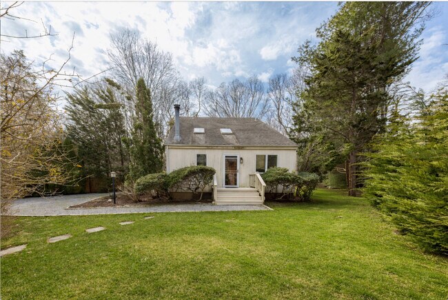 Building Photo - 13 Sycamore Dr