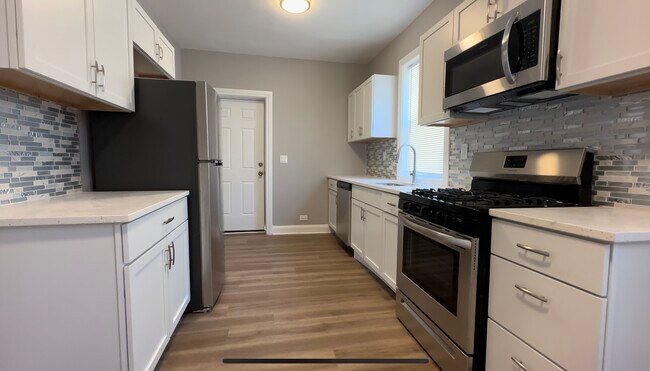 Photo - 10610 S La Salle St