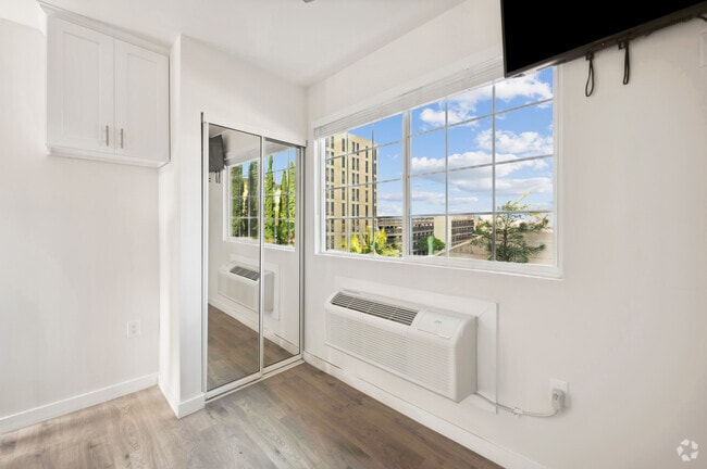 Building Photo - Royal Viking Rental