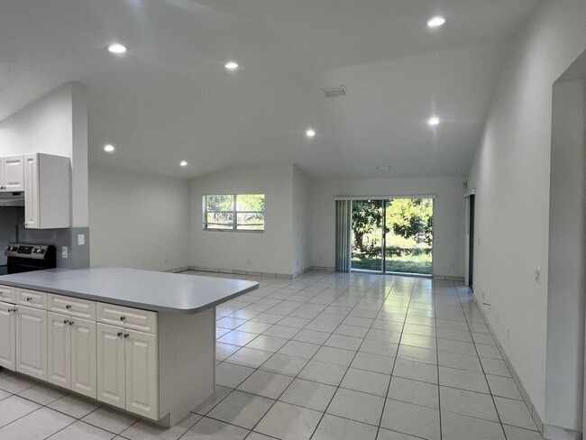 Photo - 1096 Staghorn St