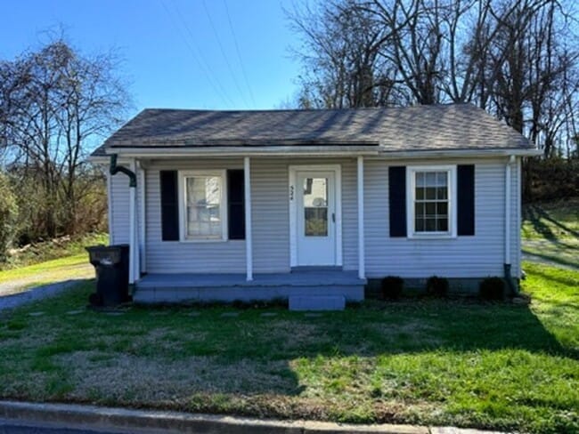 Building Photo - Charming and Affordable Home on quiet street (2 bedroom/1 bath)