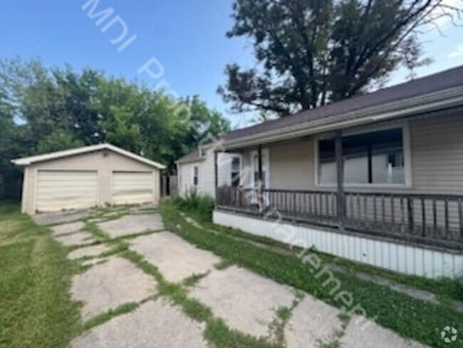 Building Photo - Spacious 3 bed 1 bath with 2 car garage an... Rental