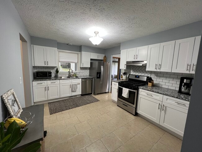 Kitchen - 612 Acorn Pl