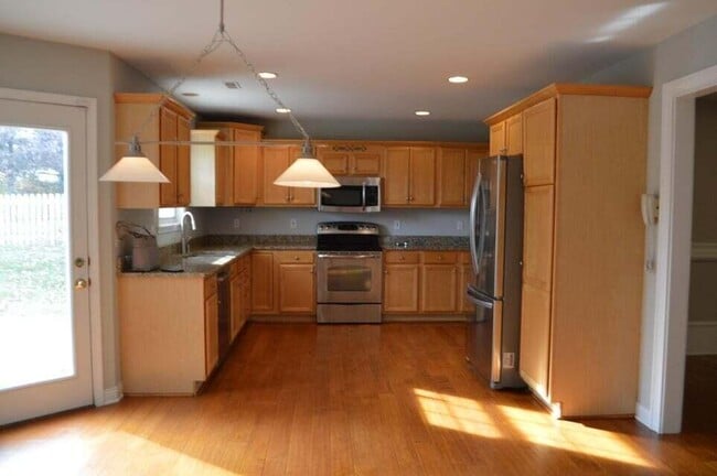 Photo - 808 Shakertown Way