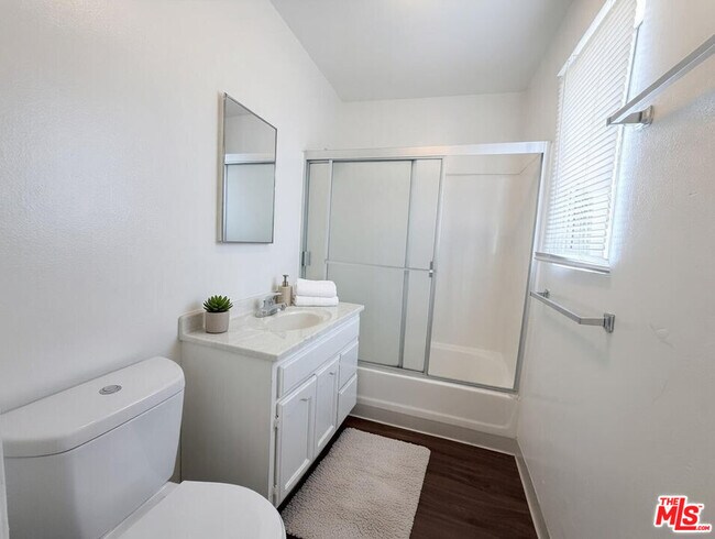 1137 W 36th Pl Unit 3