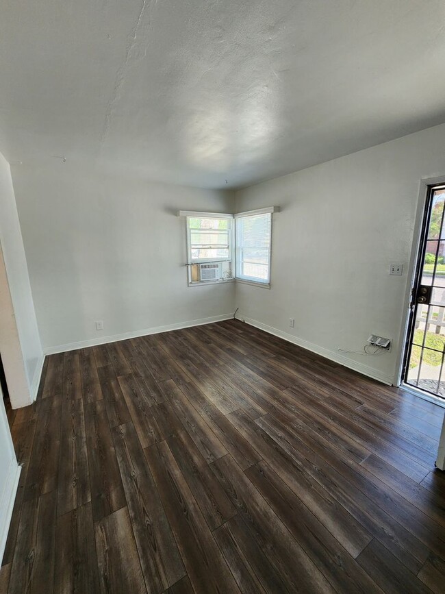 Photo - Pershing Duplex Unidad 260 W 18th St