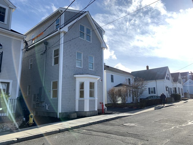 17 Howland St Unit 2