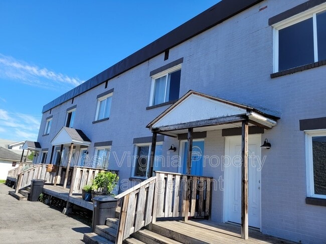 Building Photo - 200 Lewis St