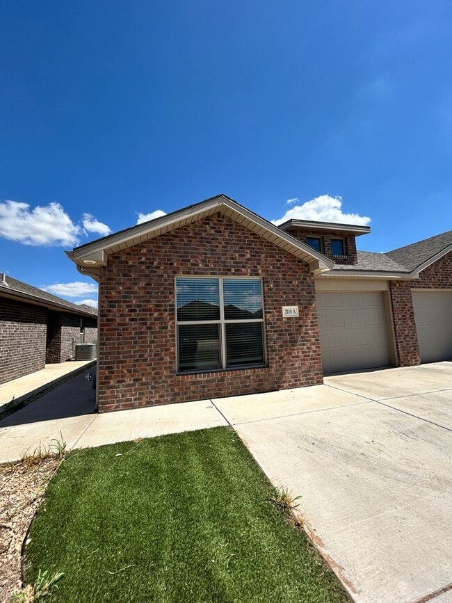 Building Photo - 3 bed 2 bath Duplex  Available 9/10! Rental