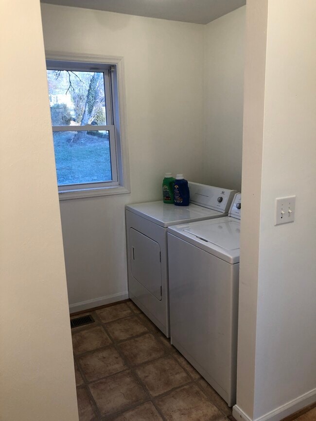 Laundry - 1503 Grissom Ln