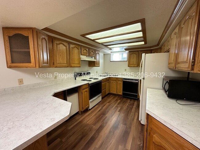 33 W B St
