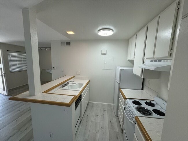 Photo - 26172 Sanz, B213