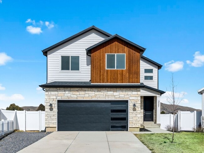 Building Photo - Golf Course Living with Incredible Views and Finished Basement