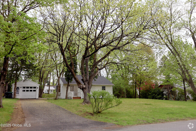 Building Photo - 2 Charming Ln Rental