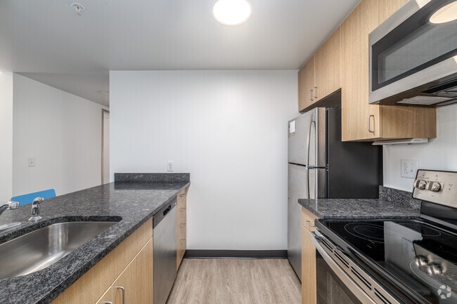 3BR, 3BA - 870SF - Kitchen - Central Collegetown - Catherine Commons