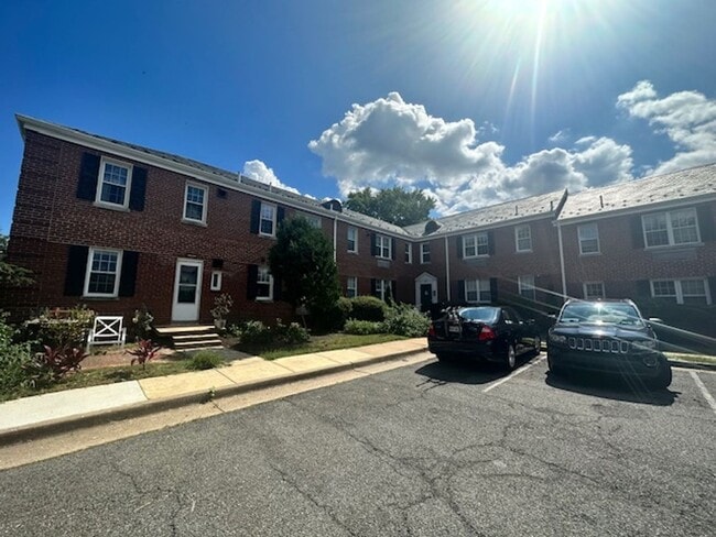 Building Photo - 205 E Glebe Rd Unit 205 D E. Glebe Road