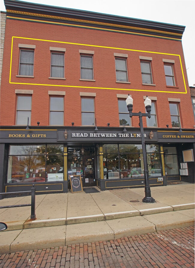 Building Photo - 111 E Van Buren St Unit 3