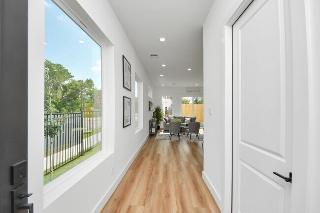Photo - 2434 Harrington St
