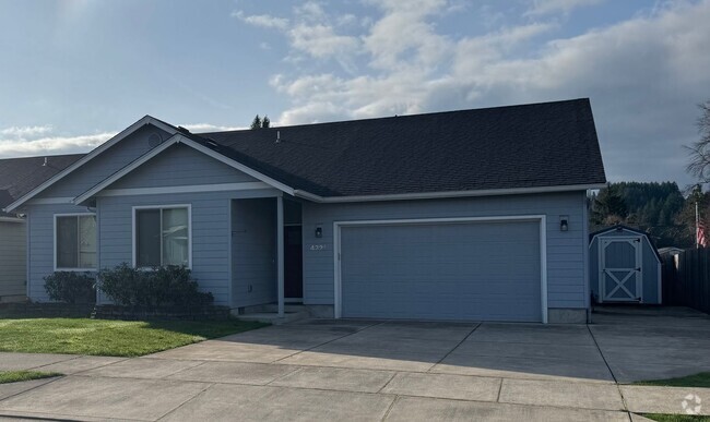 Building Photo - Beautiful Pet Friendly 3 bed 2 bath Home C...