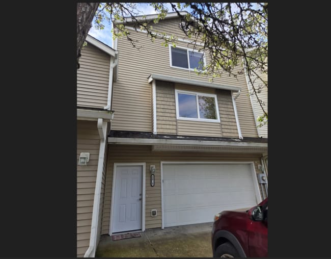 Building Photo - THREE BEDROOM TOWNHOUSE