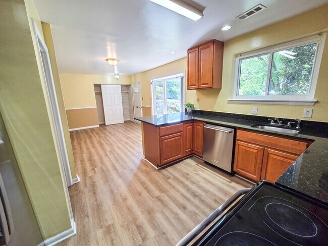 Photo - 305 Hillsboro Dr