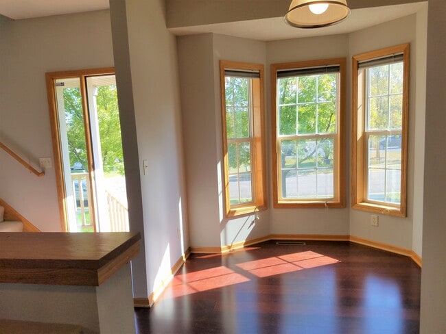 Bay windows to kitchen nook - 2407 Foxglove Cir