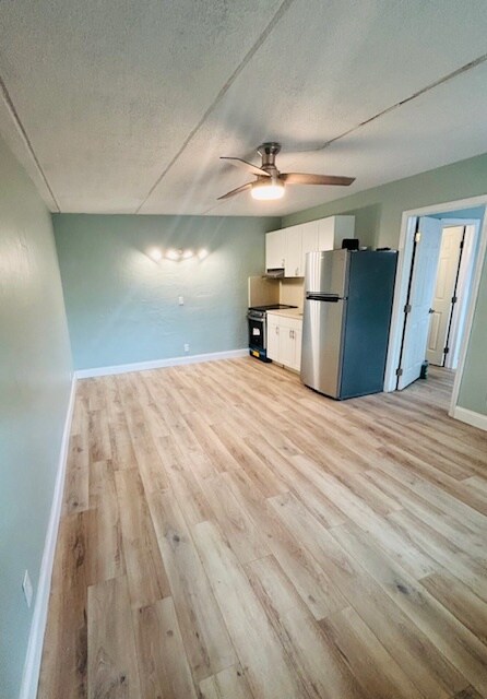 Spacious open-concept living, dining & kitchen - 3211 SW 44th St Unit #105