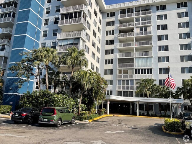 Building Photo - 4200 Hillcrest Dr Unit 201 Rental