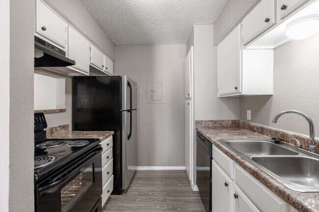 2BR, 2BA - 925SF - Kitchen
