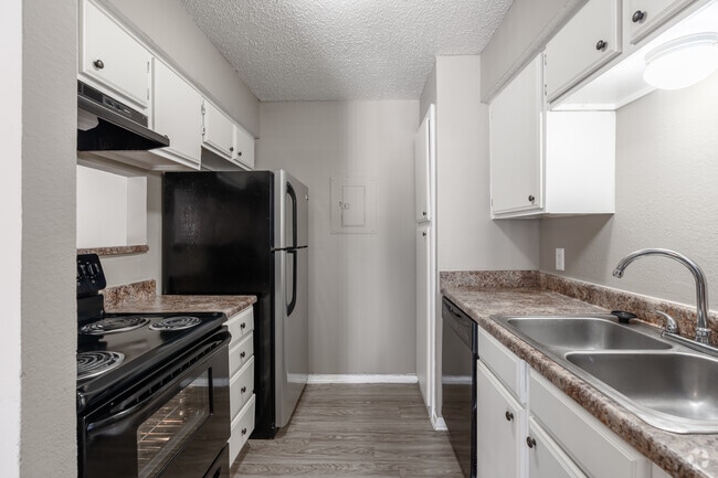 2BR, 2BA - 925SF - Kitchen - The Creek