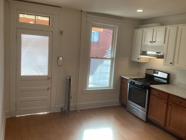 Sunny Kitchen - (12.6 x 14.6) - 905 W 33rd St
