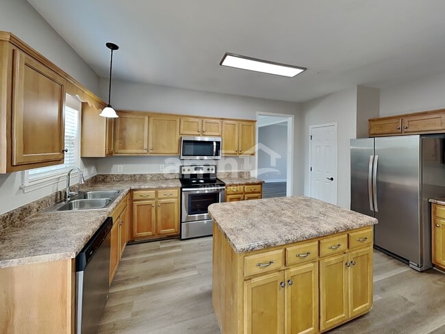 Photo - 3035 Romain Trail