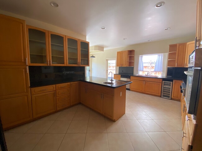Kitchen - 1947 Kelton Ave