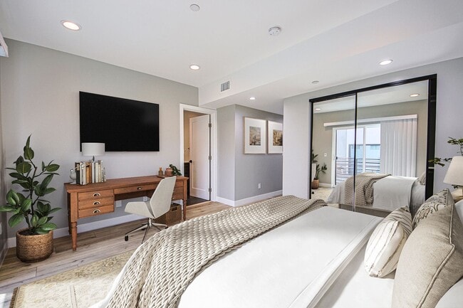 Building Photo - 5355 Lexington Ave Unit 5351.5 Rental