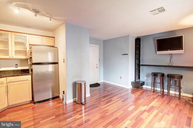 Building Photo - 10 W All Saints St Unit 209