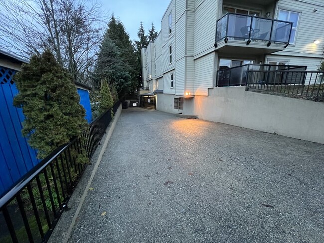 160-160 Vancouver Ave